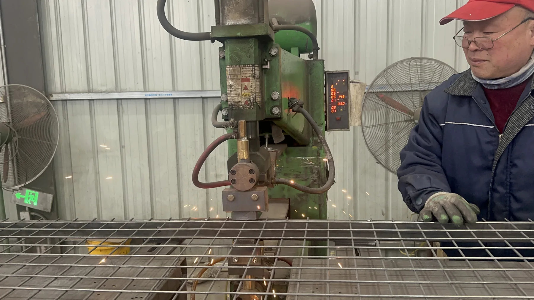 Onto Padel factory manufacturing steel court components